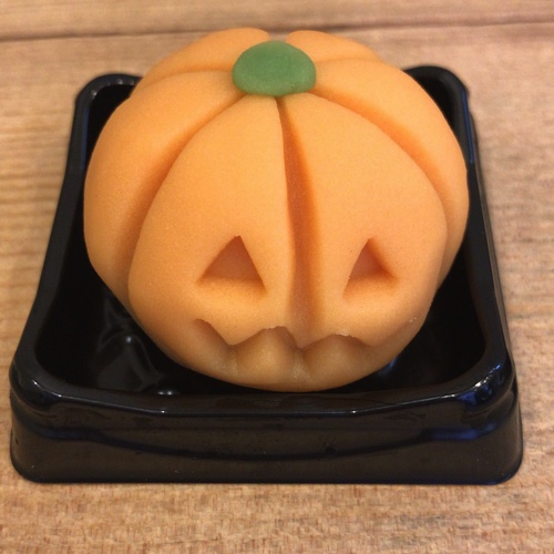 おばけかぼちゃ 今年はおばけかぼちゃをかわいく再現しました。ハロウィンのお供にぜひご賞味ください。 価格：200円、お日持ち：2日、アレルギー情報：大豆成分含む